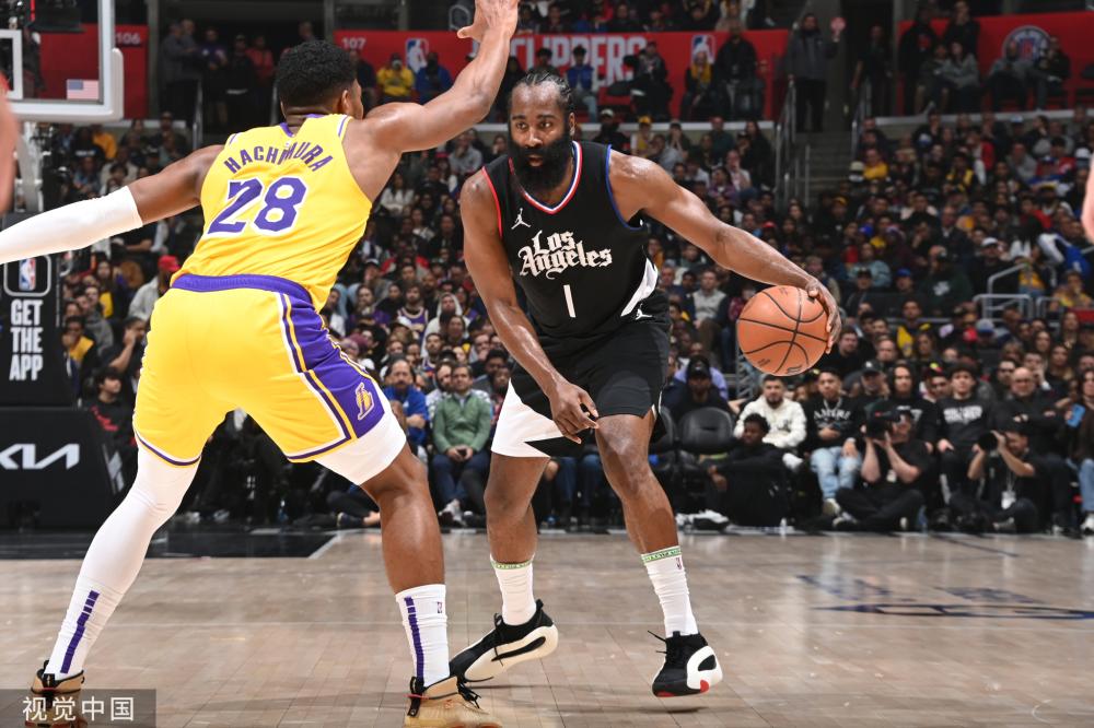 成了鲜明对 成了鲜明对